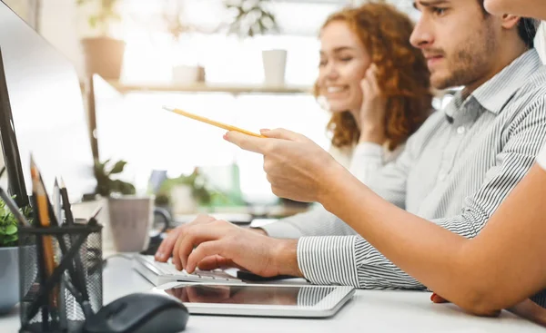 Ekonomigrupp diskuterar statistik på datorskärmen — Stockfoto