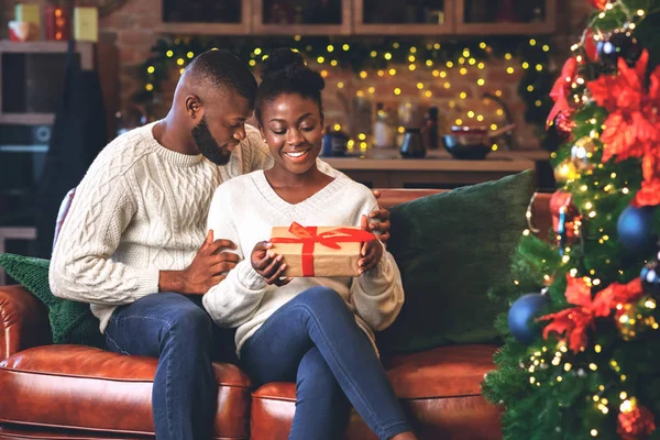 Aimer petit ami noir donnant cadeau de Noël à sa petite amie — Photo