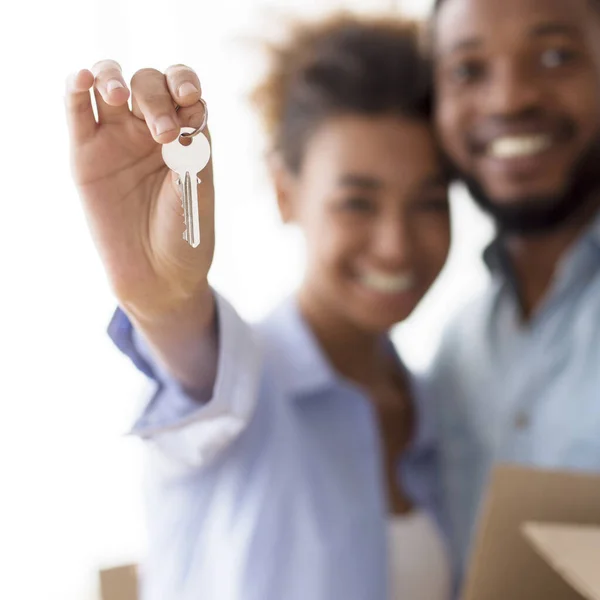 African American Spouses Hugging Showing Keys Standing In New Home — Stock Photo, Image