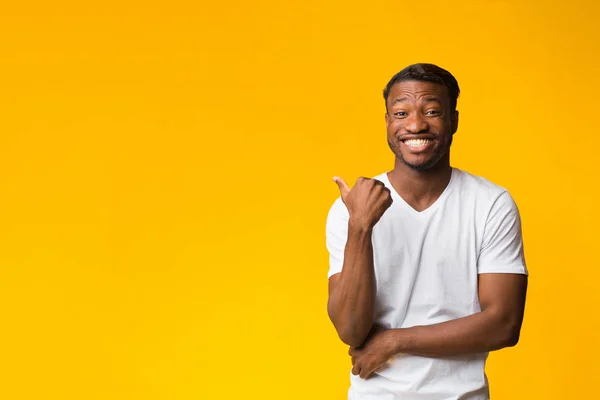 Positivo Guy che indica Pollice a Copia Spazio In piedi In Studio — Foto Stock