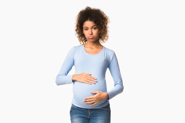Cambios de humor. Triste mujer embarazada negra, fondo blanco —  Fotos de Stock