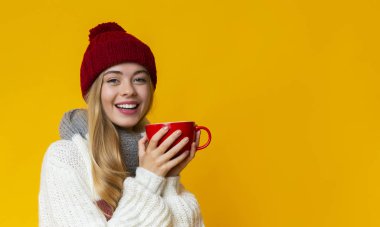 Elinde kırmızı kupa tutan güzel bir kızın portresi.