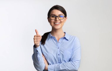 Ofis Kızı Beyaz Arkaplanda Ayakta Durarak İşaret Ediyor