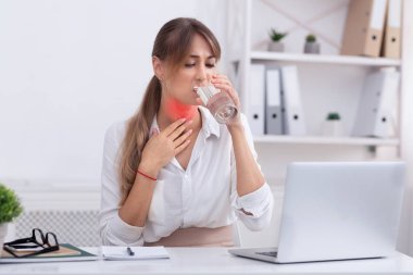 İşkadını Boğazı Ağrıyan Kırmızı Ağrı Bölgesine dokunuyor