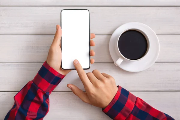 Männliche Hände surfen während der Kaffeepause auf dem Smartphone im Internet — Stockfoto