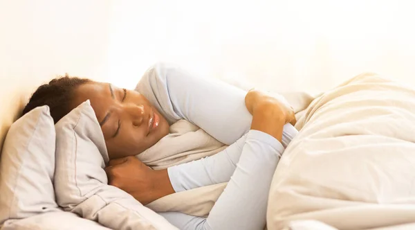 Afro chica durmiendo abrazando manta en dormitorio por la mañana, Panorama —  Fotos de Stock