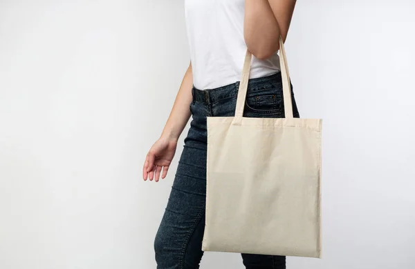 Mulher irreconhecível carregando branco branco Eco saco no estúdio, cortado — Fotografia de Stock