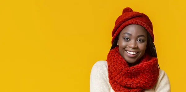 Retrato de menina africana alegre inverno sobre fundo amarelo — Fotografia de Stock