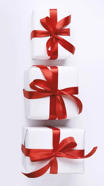 Primer plano de la composición creativa de la torre de cajas de regalo de Navidad — Foto de Stock