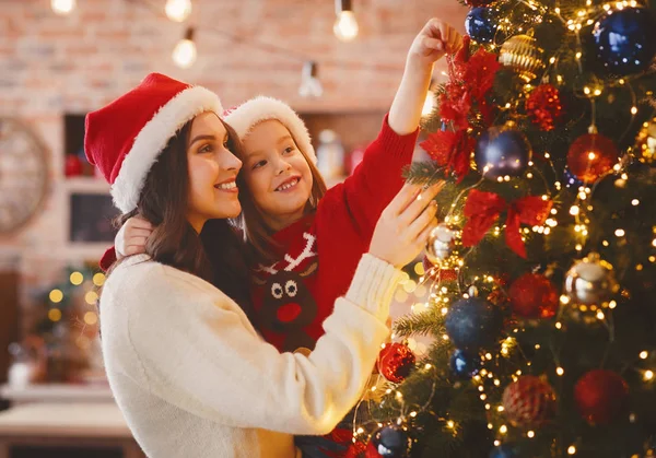 Madre e hija festiva decorando el árbol de Navidad en casa —  Fotos de Stock