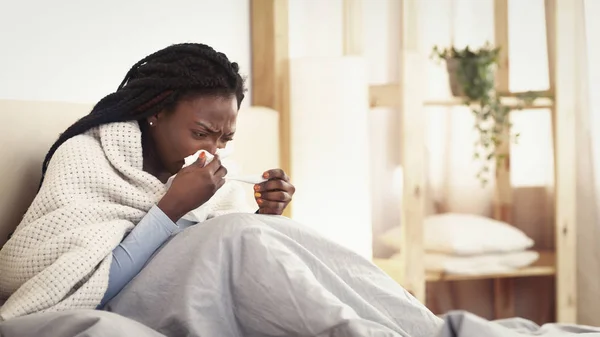 Signora che soffia naso misurazione della temperatura seduta a letto coperta, Panorama — Foto Stock