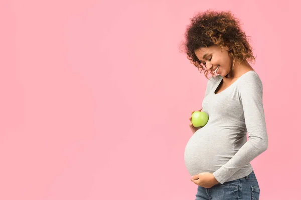 Gravidez e alimentação saudável. Mulher expectante segurando maçã verde — Fotografia de Stock