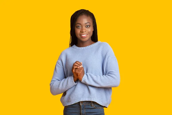 Glimlachend Afrikaans meisje die handen naast het hart legt — Stockfoto