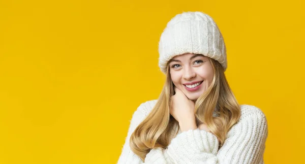 Porträtt av attraktiv leende flicka i vit stickad vinter hatt — Stockfoto