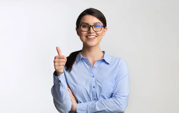 Office Girl Gesturing Thumbs Up Staande op witte achtergrond — Stockfoto