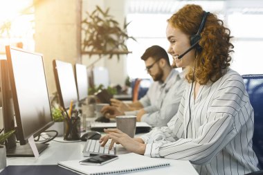 Pozitif kadın operatör telefonla istemciye danışıyor
