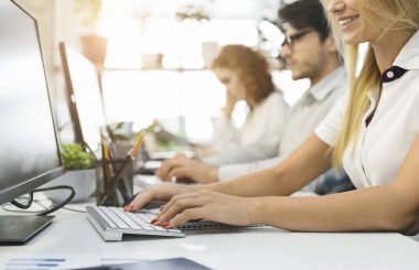 Bilgisayarlarda çalışan bir grup insan kapatıyor