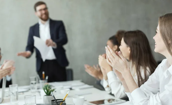 Apreciando el éxito. Colegas aplaudiendo en la reunión — Foto de Stock