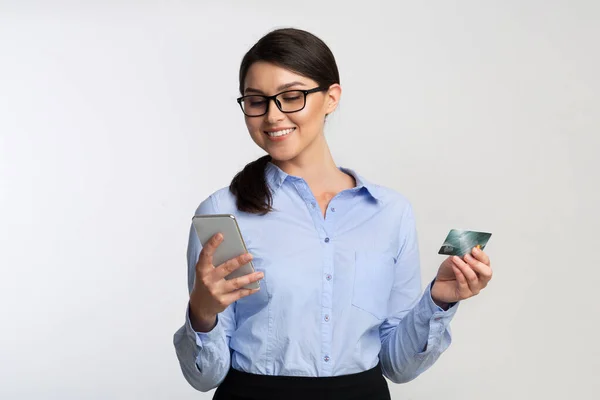 Smiling Businesswoman Using Phone And Credit Card Over White Background — ストック写真