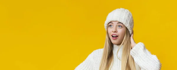 Chica interesada en ropa de invierno mirando espacio de copia —  Fotos de Stock