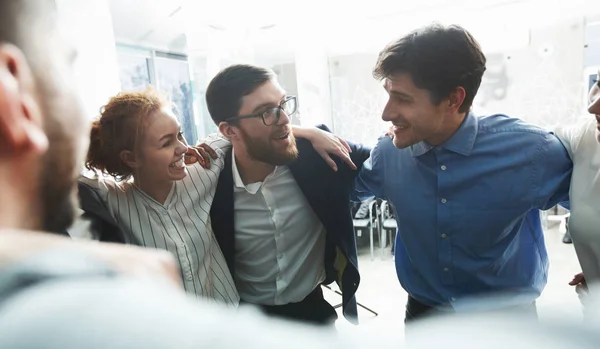 Empresários felizes se unindo em círculo no seminário da empresa — Fotografia de Stock