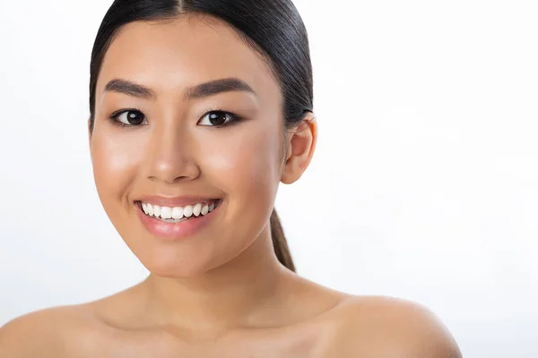 Retrato de belleza. Mujer asiática con sonrisa blanca y piel limpia — Foto de Stock
