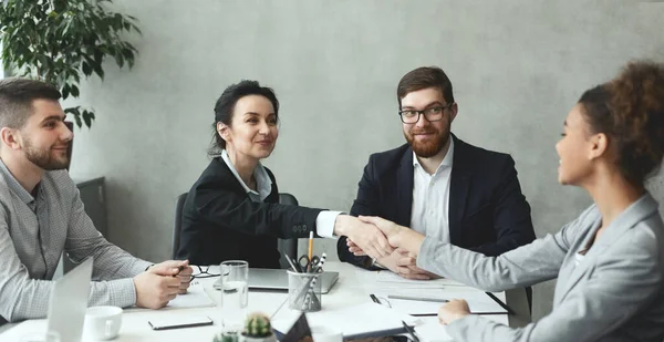 Επιχειρηματίες σφίγγουν τα χέρια κλείνοντας συμφωνία μετά τη συνάντηση — Φωτογραφία Αρχείου