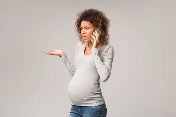 Preocupado afro embarazada mujer hablando por teléfono — Foto de Stock