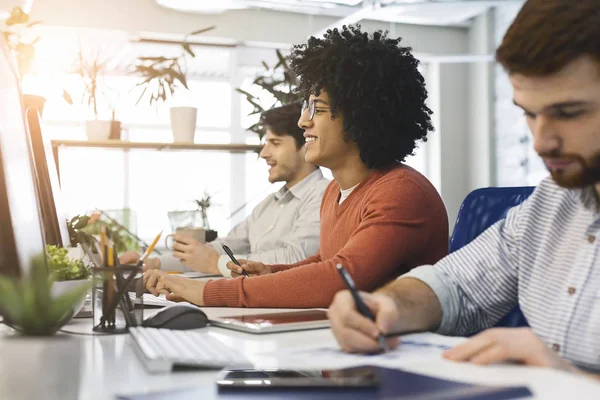 Jóvenes trabajando en una moderna oficina de coworking —  Fotos de Stock