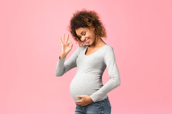 Grossesse facile. Afro femme enceinte montrant geste correct — Photo