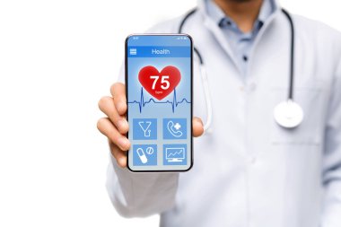 Ekranda sağlık bilgileri olan akıllı telefon tutan erkek doktor