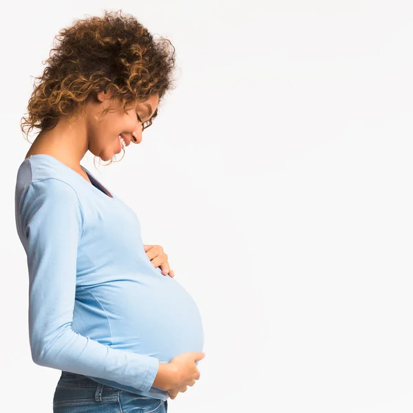 妊娠を楽しんでる幸せな女性タッチ彼女の腹 — ストック写真