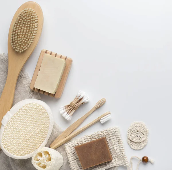 Sada koupelových doplňků s ručně vyrobeným eko mýdlem a bambusovými zubními kartáčky — Stock fotografie