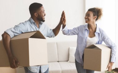 Siyah Eşler Yeni Daire 'de Paketli Kutular Veriyor