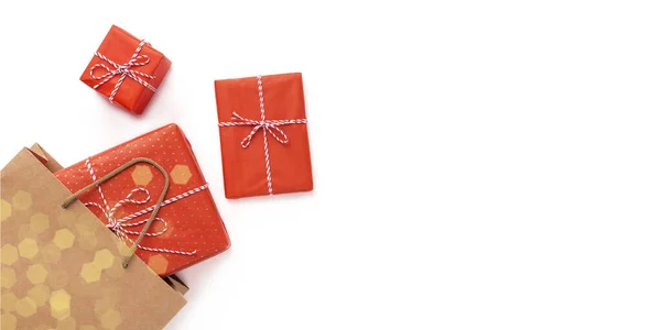 Prezenty świąteczne kreatywnie wyskakujące z torby na zakupy — Zdjęcie stockowe