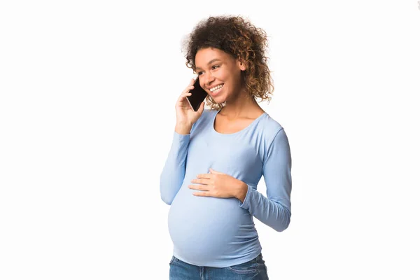 Heureuse femme enceinte noire parlant sur smartphone — Photo