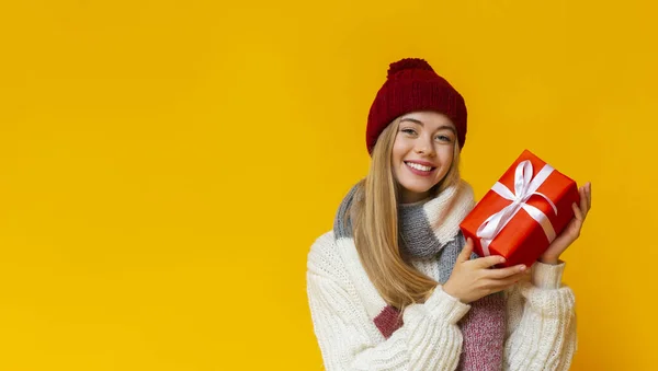 Glada vintern flicka med nyårspresent — Stockfoto