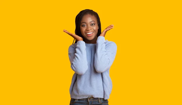 Menina afro-americana bonito tocando suas bochechas com as mãos — Fotografia de Stock