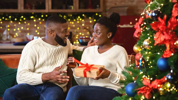 Ο αγαπημένος μαύρος σύζυγος δίνει Χριστουγεννιάτικο δώρο στη γυναίκα του. — Φωτογραφία Αρχείου