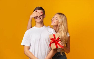 Sevgili kız arkadaş, genç adama sürpriz hazırladı.