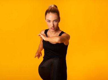 Motive Genç bayan yerinde koşuyor, Stüdyo Çekimi