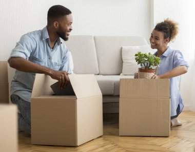 Afro Eşler Evde Oturarak Birlikte Kutu Paketliyor