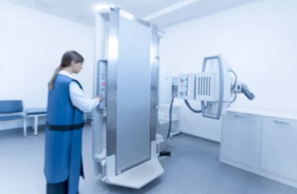 X-ray 장비를 준비하고 있는 여성의 흐릿 한 사진 — 스톡 사진