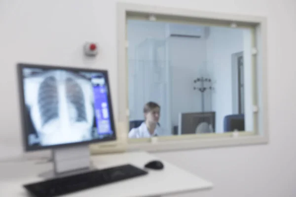 Монітор з рентгенівським випромінюванням грудей людини в сучасній лабораторії — стокове фото