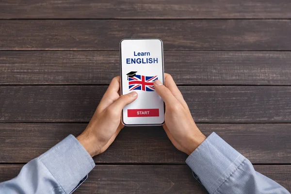 Mãos de homem usando o aplicativo para aprender inglês no smartphone — Fotografia de Stock