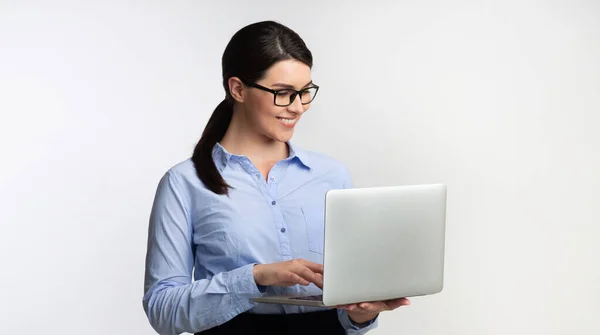 Femme d'affaires souriante utilisant ordinateur portable debout, Panorama, Studio Shot — Photo