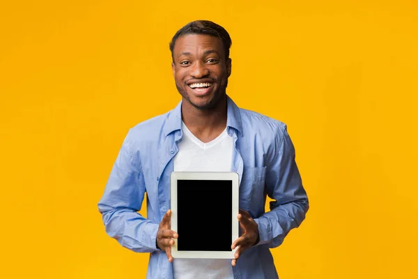 Africano americano cara mostrando vazio Tablet Screen em pé, Estúdio, Mockup — Fotografia de Stock