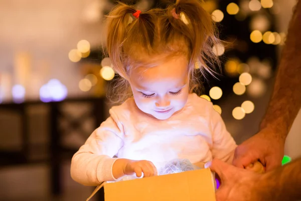 Niña disfrutando de su brillante regalo de Navidad —  Fotos de Stock