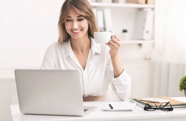 Negocio Positivo Señora Beber Café Relajante Sentarse en el Lugar de Trabajo —  Fotos de Stock