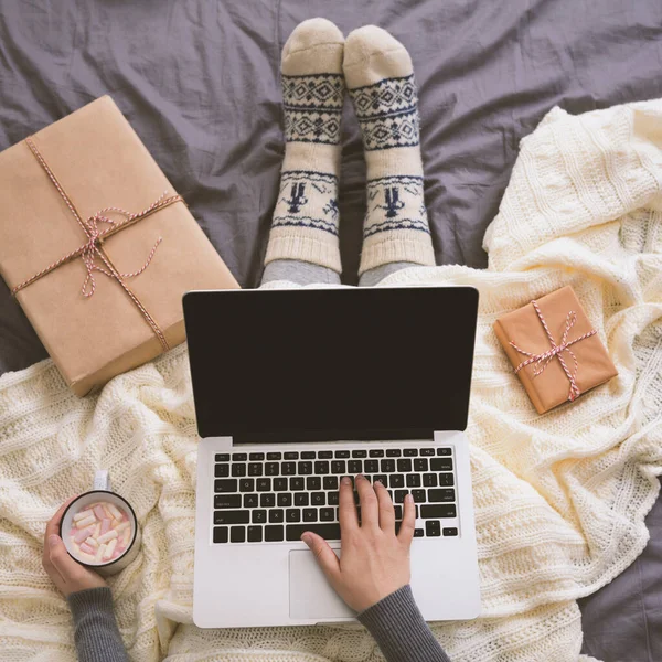 Mujer con portátil comprar regalos de Navidad en línea en el ordenador portátil — Foto de Stock